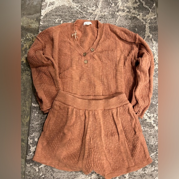 set - Picture 4 of 4